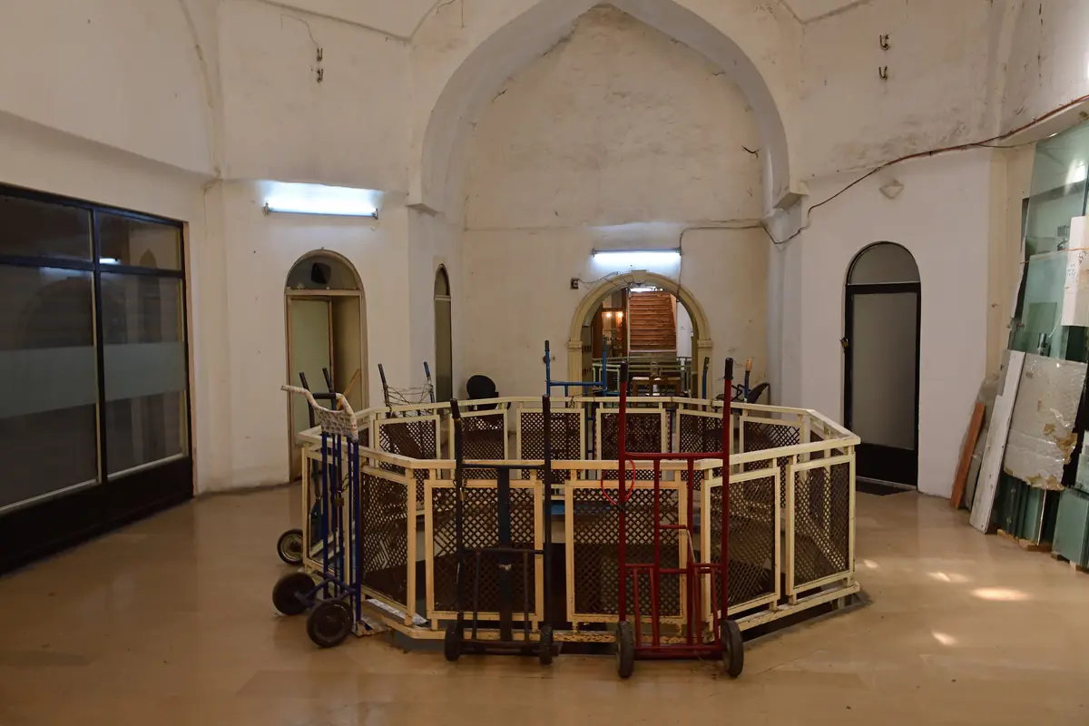 Ein gewölbter Saal mit bogenförmigen Durchgängen im ehemaligen Hocapaşa Hamam